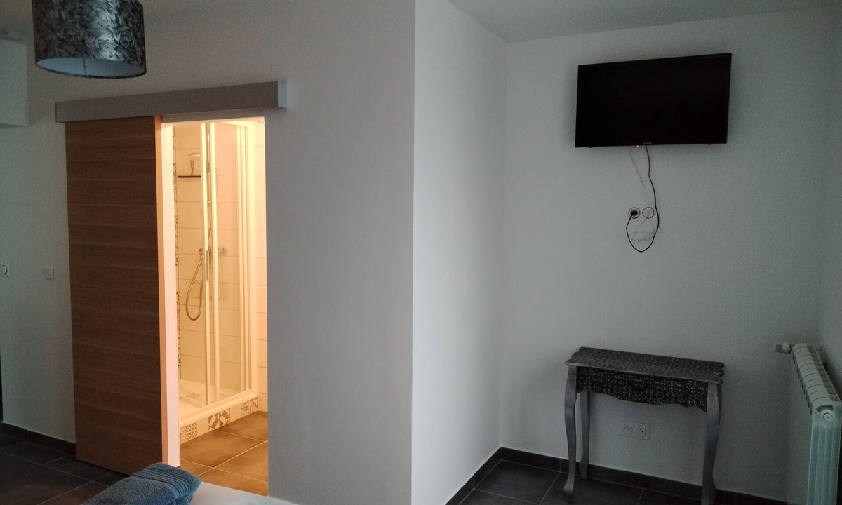 Saints Apartment | ART on the ground floor and terrace