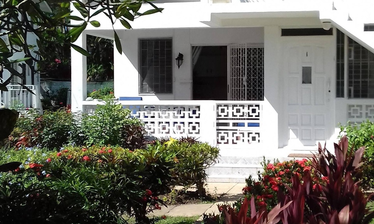 Lascelles Apartment | Art Studio 2 is set in lovely gardens,35 yards from the beach