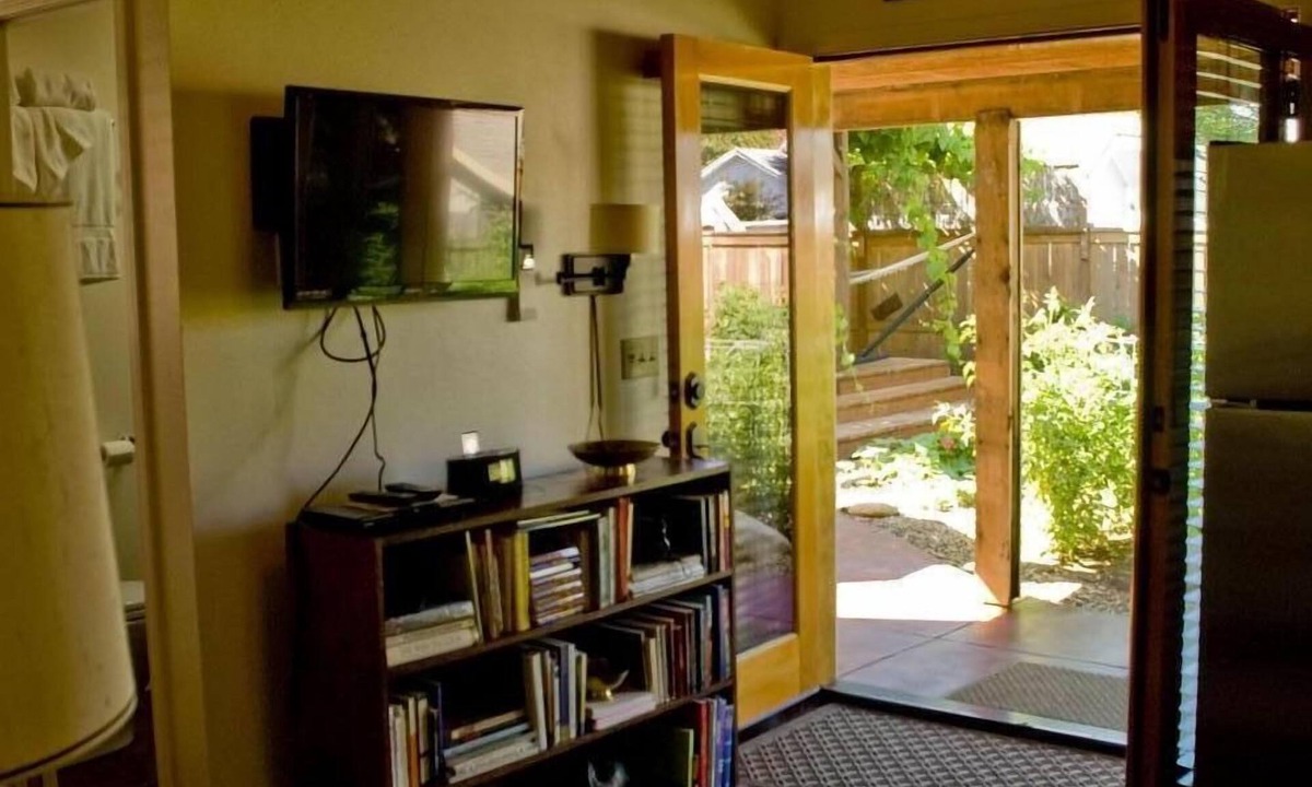 Roseway Apartment | Artful, Rustic Backyard Cabin-Sustainable Ethic, Downtown 20 Min, 5-Star Shower