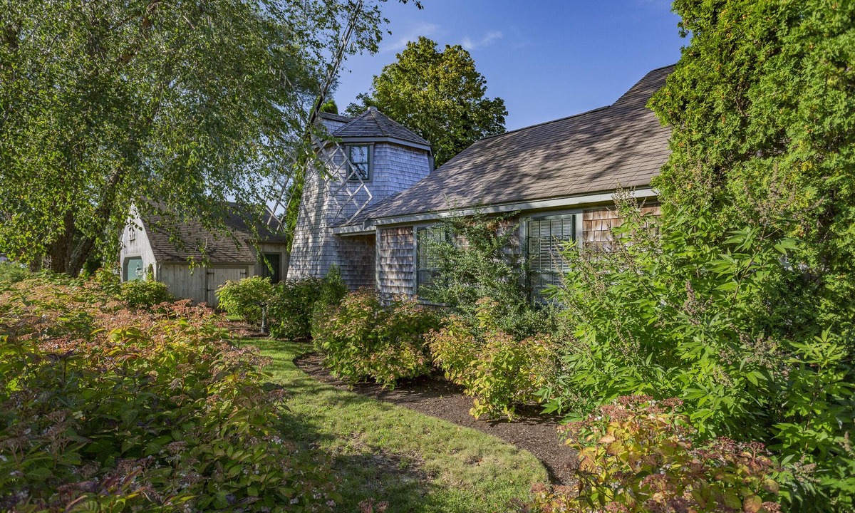 Wianno House | Artistically decorated "Windmill" House
