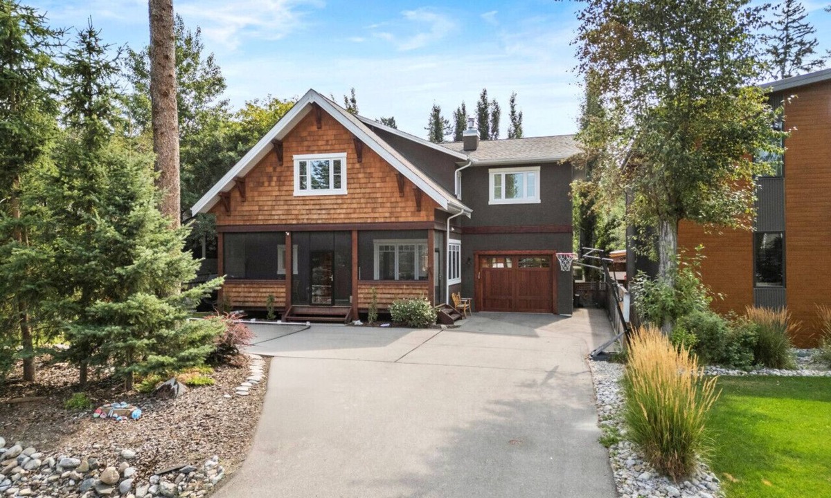South Cambie Cabin | Ash & Iron | Lake | Hot Tub | Fire Pit | Gym | Yard