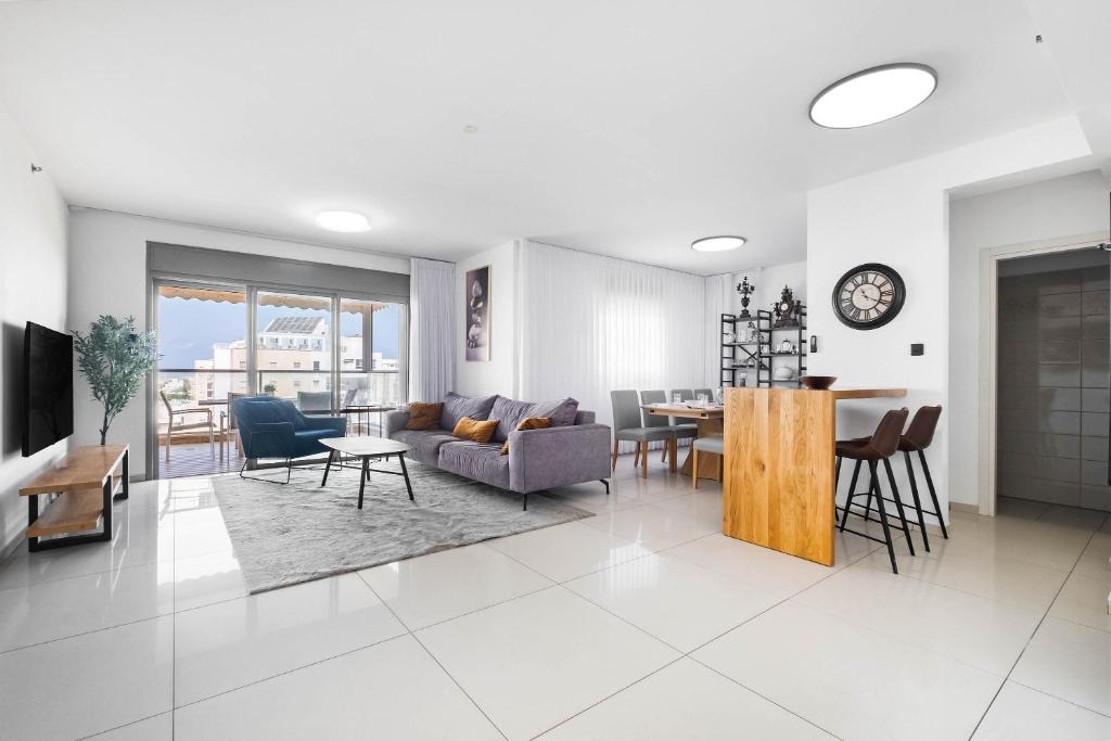 Ashdod Apartment | Ashdod Luxe Escape – Spacious, Stylish, with Mamád