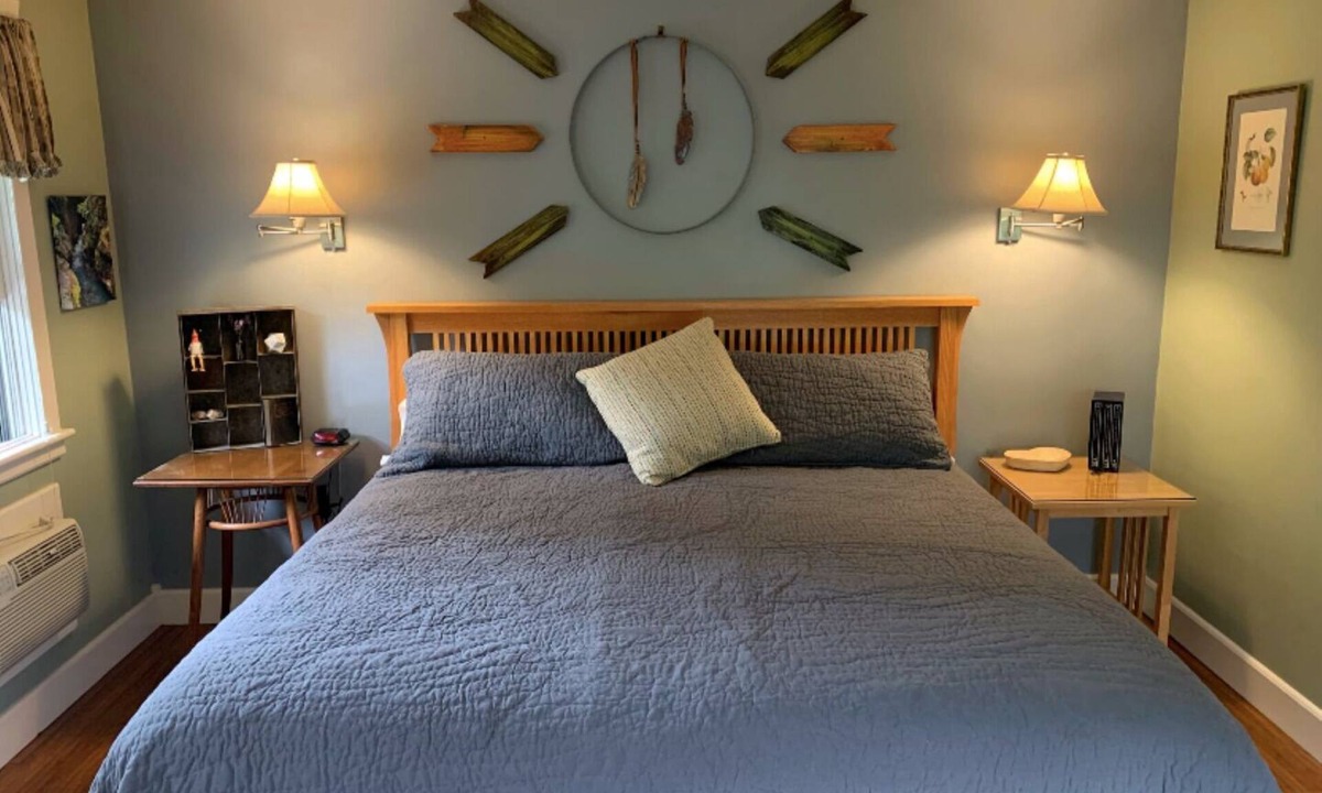 Siskiyou-Hargadine Historic District Bed & Breakfast | Ashland's Premier Eco-B&B: Dog-friendly King Bed Suite with Separate Entrance (Jardin)