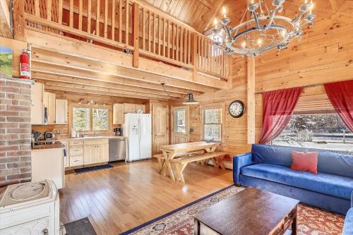 Morrisville House | Aspen's Run: 3 br log cabin, wood stove, deck, firepit, window a/c by Stowe Country Homes