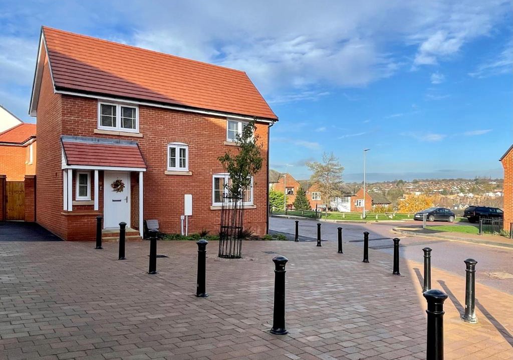 Hemel Hempstead House | Aspen Villa, Apsley Station