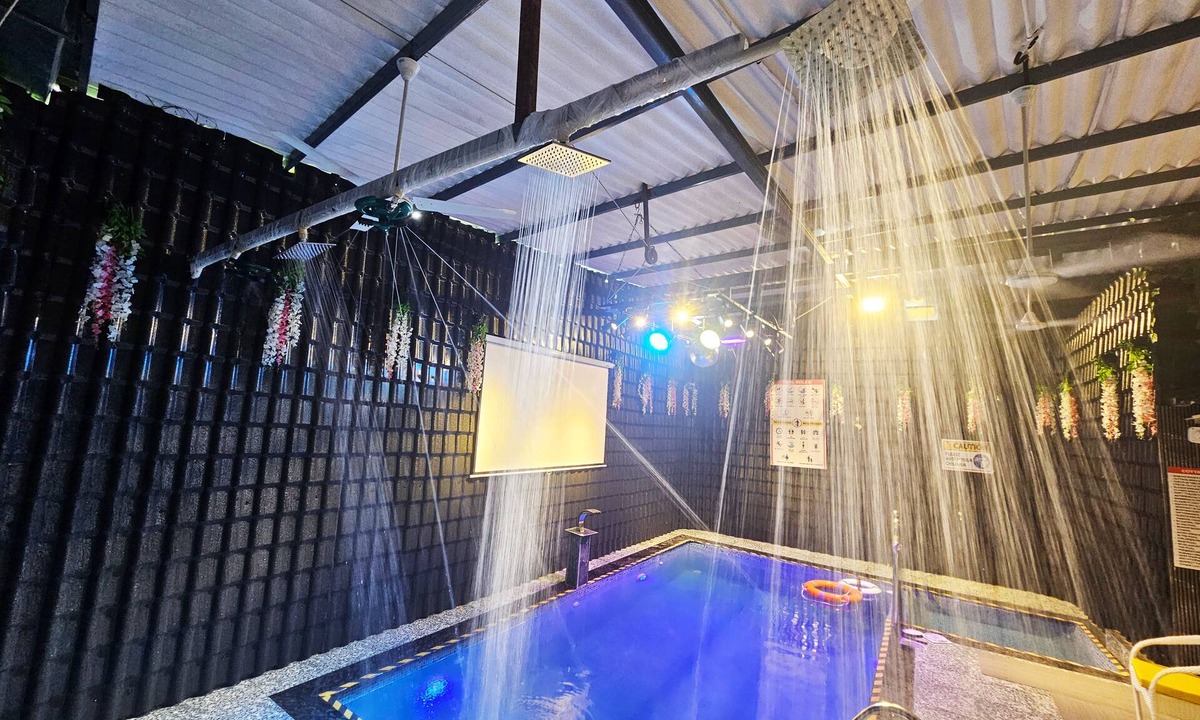 Kandivali East Hotel | Astha Home Shared Pool Rooms