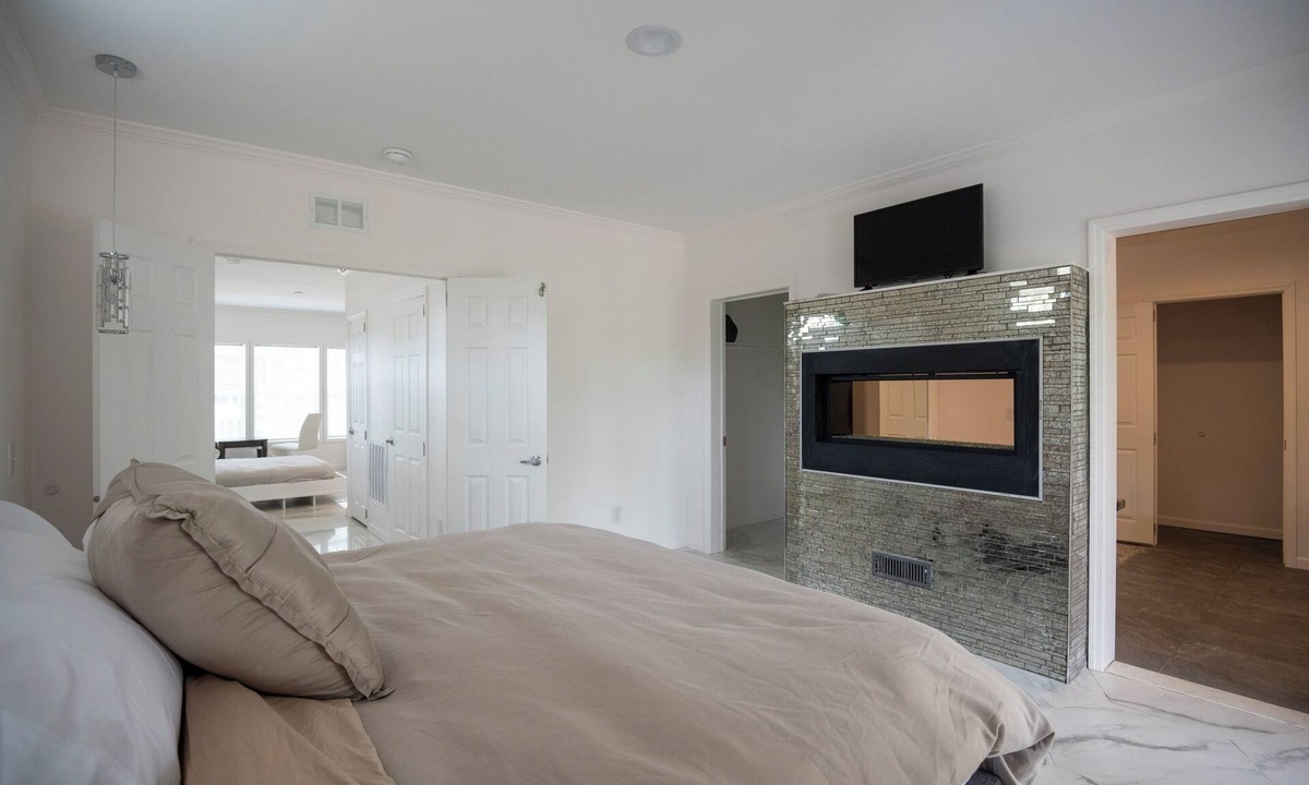Galloway House | Athena Elegant Bright Romantic jetted tub getaway wedding venues fitness room