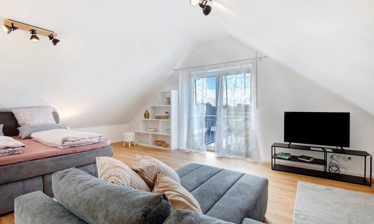 Tegernheim Apartment | Attic Studio on the Danube Cycle Path with Mountain View, Balcony, and Wi-Fi
