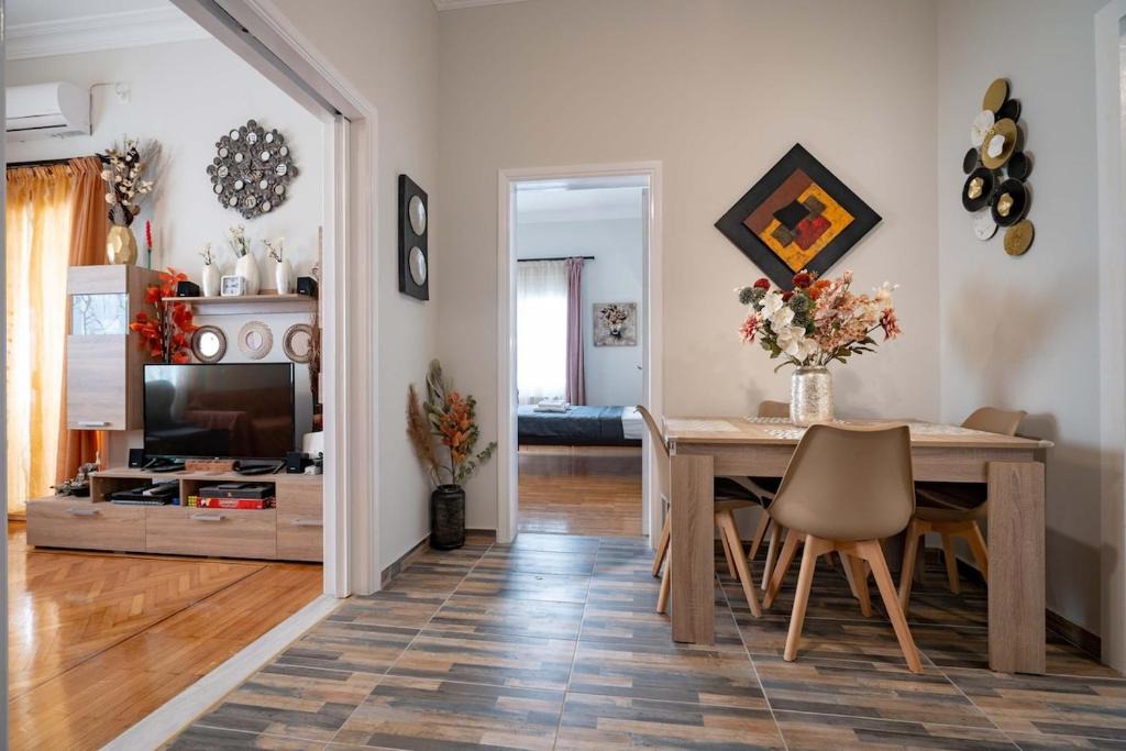 Agios Panteleimonas Apartment | Attiki Haven - 4BR Stay - Steps from Metro by ΜΡS