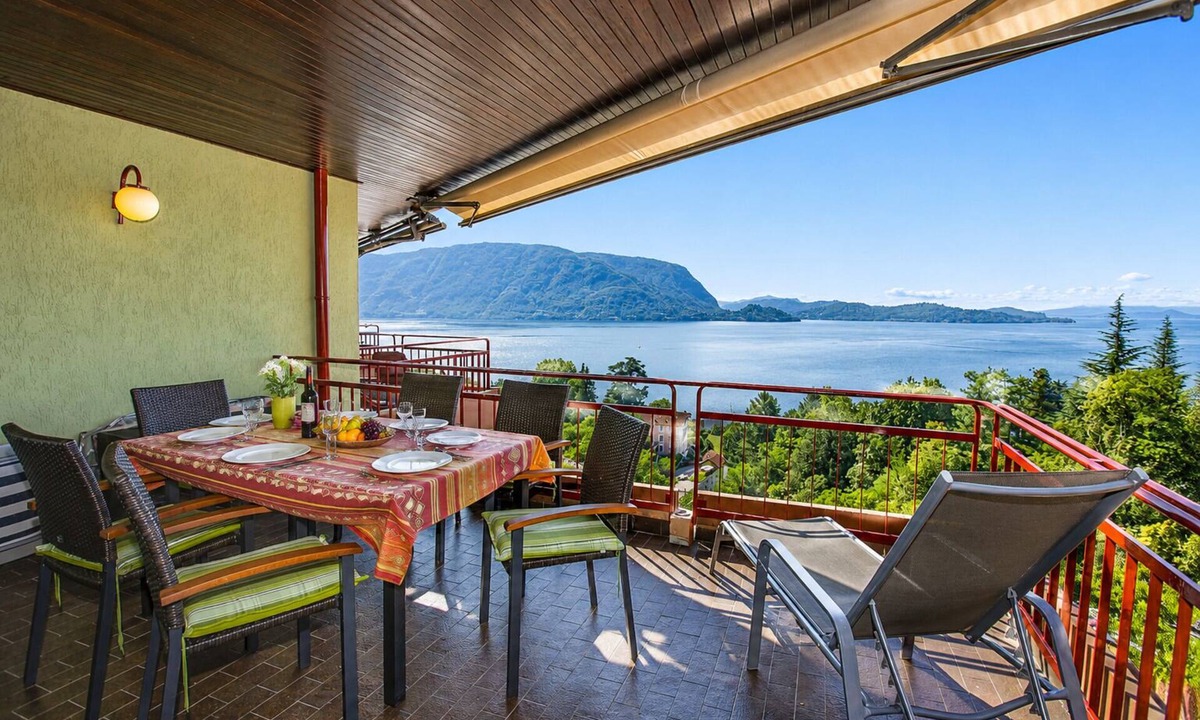 Susello Apartment | Attractive 4½-room apartment with 3 balconies, pool and dream view
