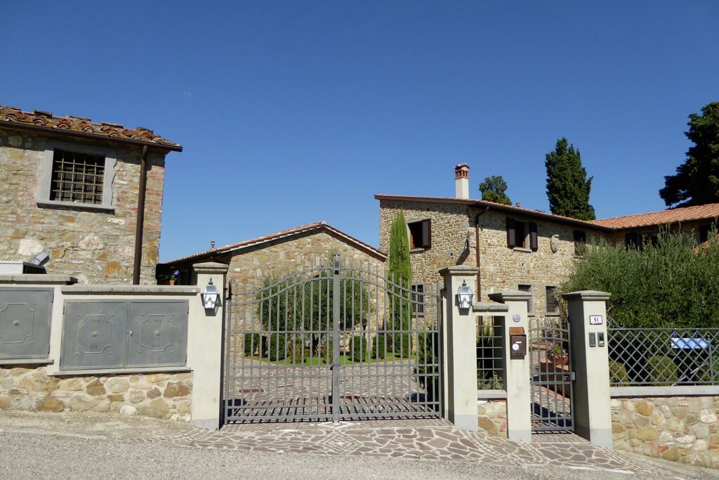 Montecarelli House | Attractive apartment in farmhouse with pool in beautiful surroundings