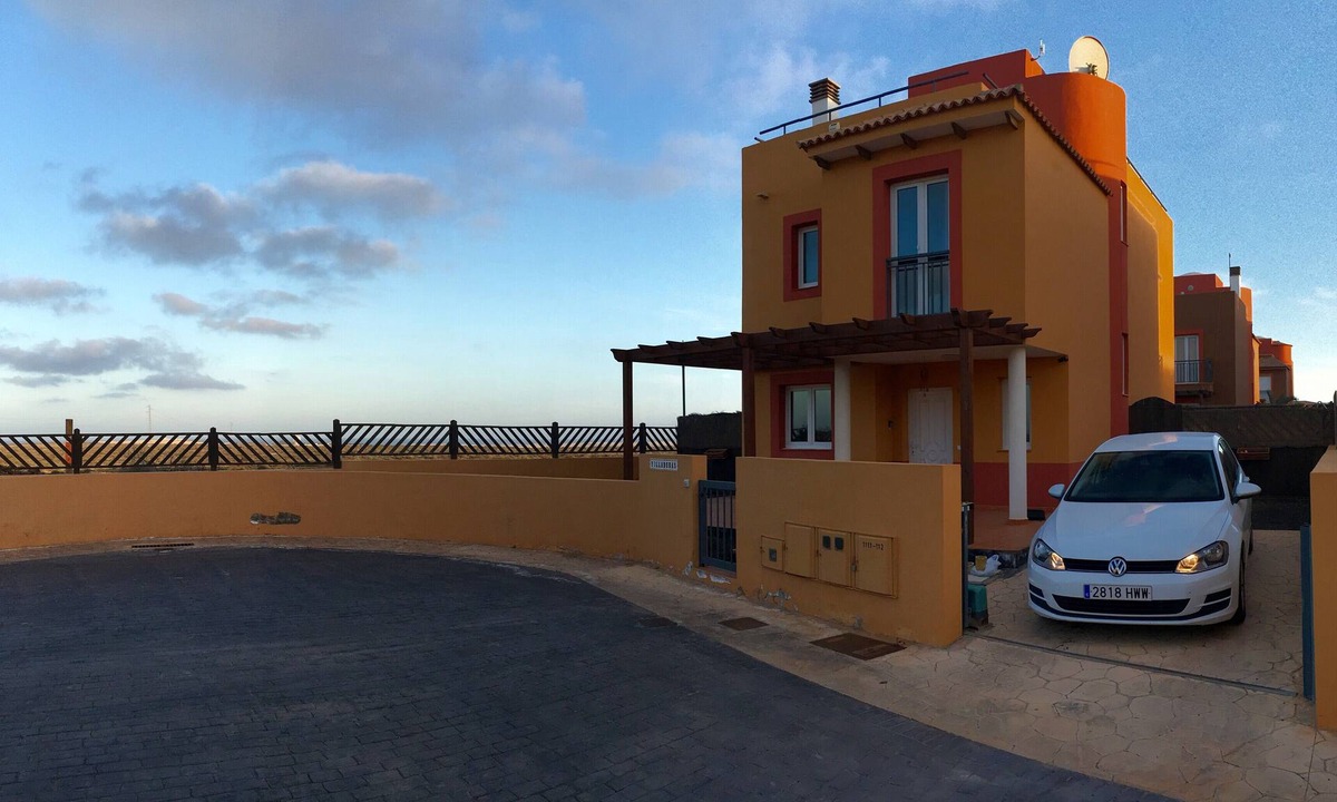 Corralejo Villa | ATTRACTIVE FRONT LINE detached villa with SUPERB Jacuzzi & Tiki Rooftop Bar