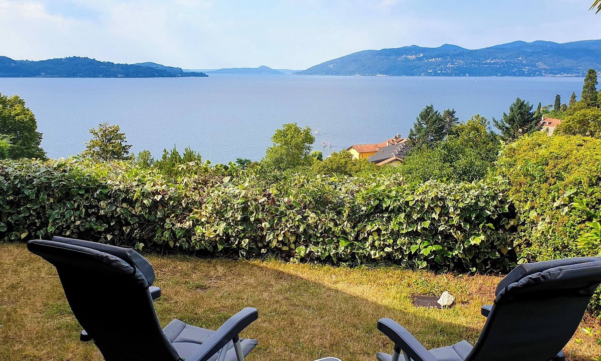 Susello Apartment | Attractive studio with terrace, garden, air conditioning, pool and dream lake view