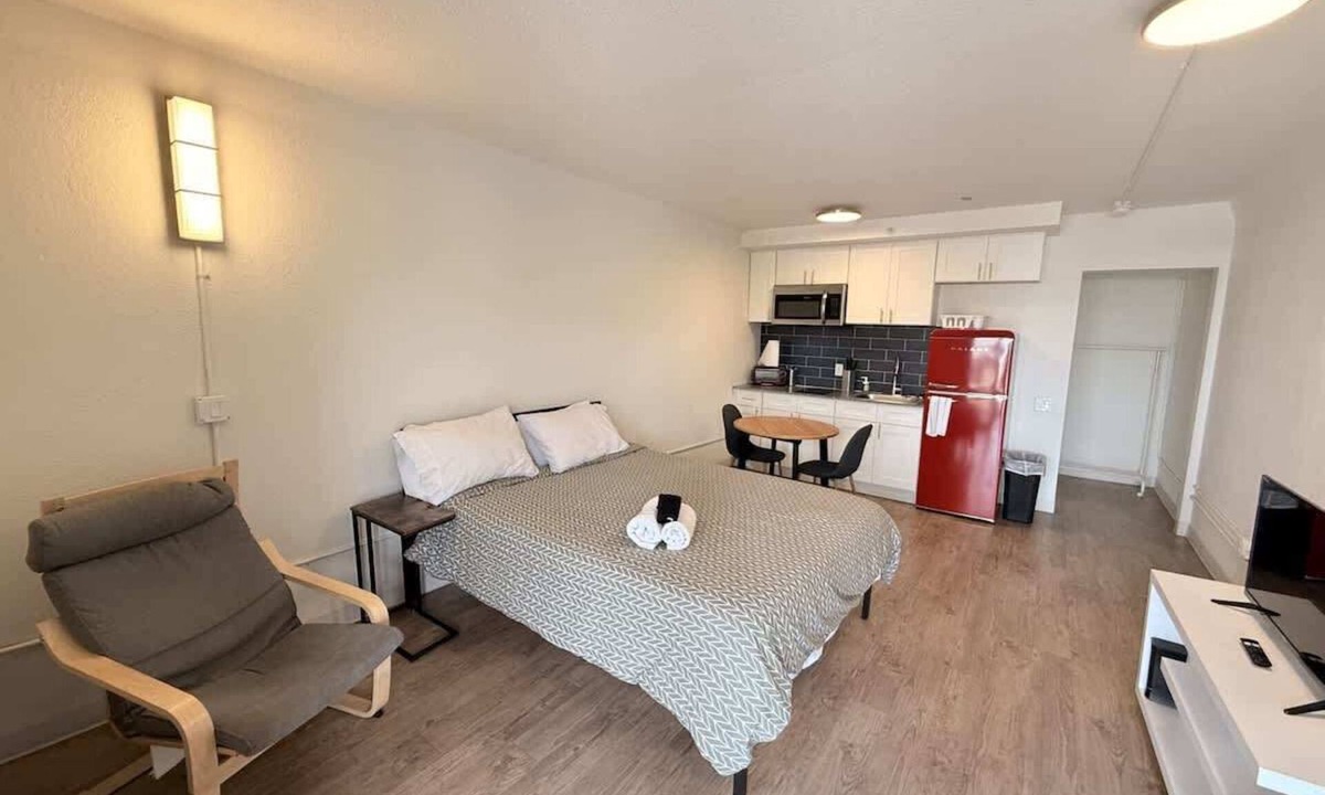St. Johns Apartment | ATX Studio 1 Queen, Access to Gym and Laundry