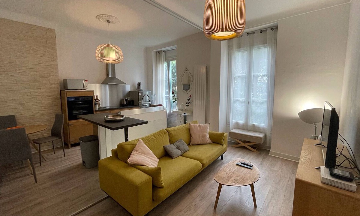Liberation Condo | Atypical apartment in a palace from the beginning of the 20th century