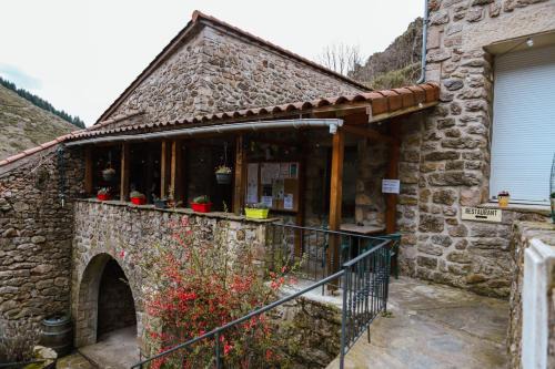 Saint-Laurent-les-Bains Hotel | AU CHAT BLEU