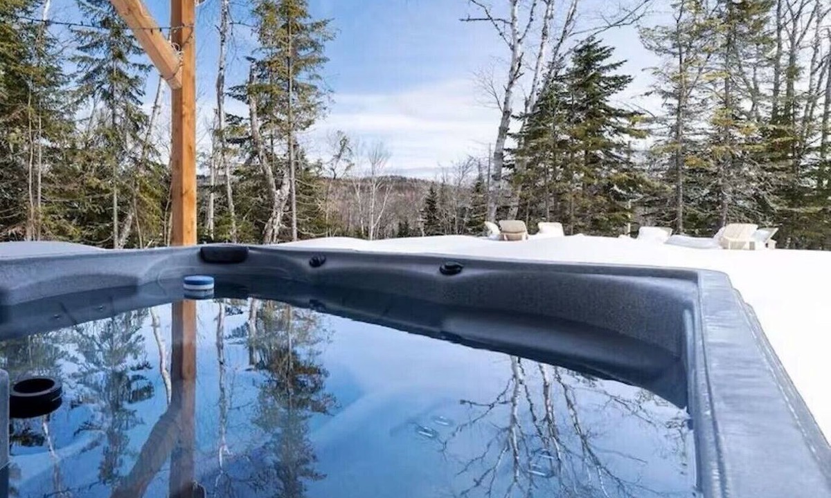 Les Eboulements Ski Chalet | Au Clair de Lune 103: River View, Hot Tub & Trails
