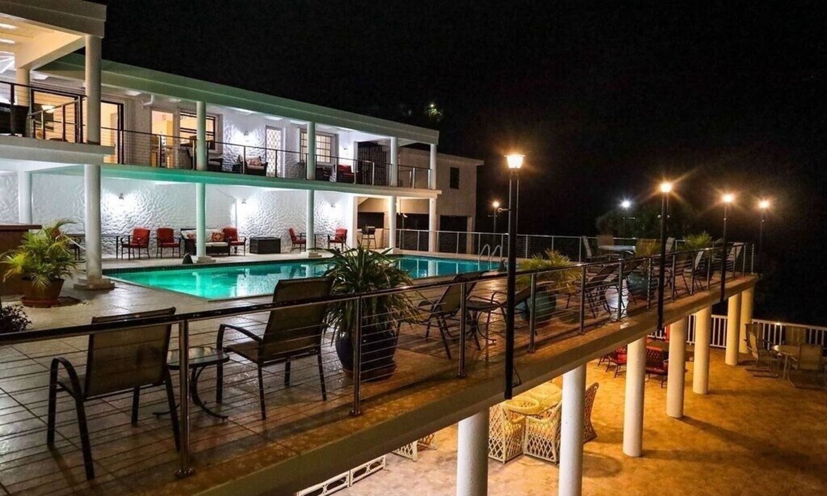 Estate East Street House | Aubrey Villa Sleeps 12 w/Pool and Centrally Located