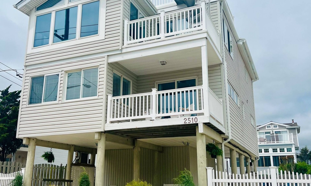 South Beach Haven House | Aug + Sept Dates Left! 1 house off Beach, 3 Decks, Ocean & Bay Views