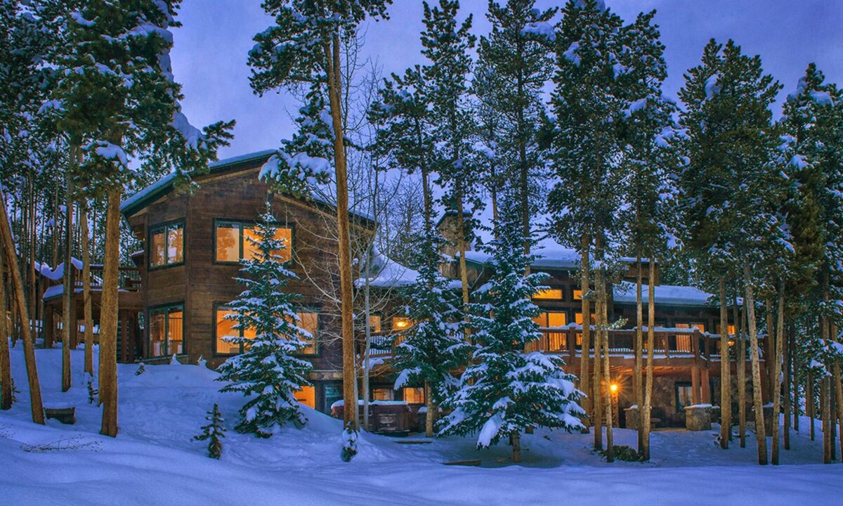 Timber Trail House | August Availability! Great Layout/Views/HotTub/PoolTable/Grills/HikeOutTheDoor!