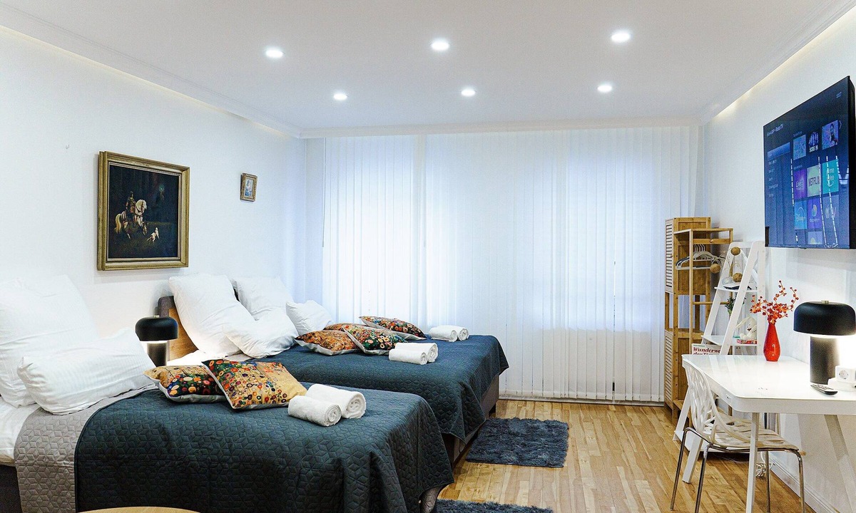 Innenstadt - Sankt Ulrich-Dom Apartment | Augusta Prima Central City Town Hall Appt, for up to 7 Guests Groups and Families