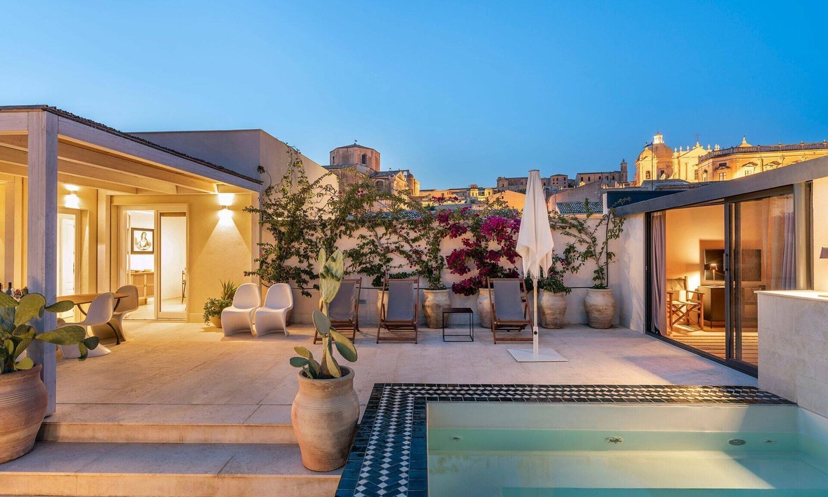 Noto Historic Centre Apartment | Aurispa - Amazig apartment with minipool on the terrace in the historical center of Noto, Sicily