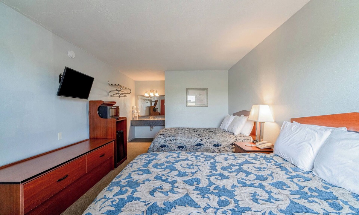 Aurora Hotel | Aurora Adventure Base: 2 Separate Units, Walkable Town, Easy Highway Access