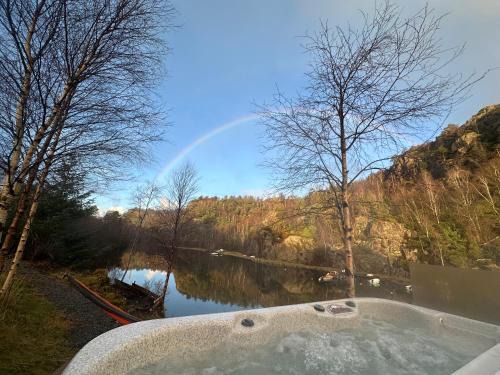 Godvik Apartment | Aurora Bliss - Waterfront Jacuzzi & Sauna near Bergen