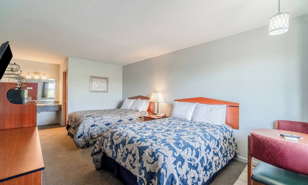 Aurora Hotel | Aurora’s Hidden Gem: Stay Near Shops, Nature Spots & Classic Midwestern Vibes