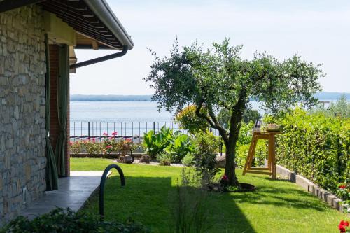 Montioni Apartment | Ausblick Lazise Gardasee - Ferienhaus mit Seeblick, Infinity Pool, Garten und Garage
