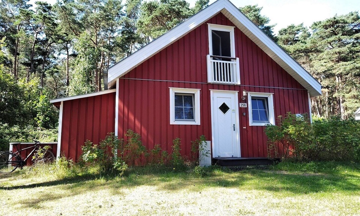 Gohren House | Austernperle 258 Vacation Home in Baabe. Relax in the hot tub and in your own sauna. Cozy evenings by the fireplace. A terrace right on the edge of the forest with exclusive teak lounge chairs. One parking space included