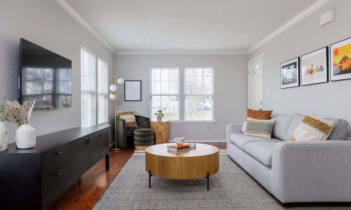 McKinley Heights House | 🌳 Austin East Side Charmer · Big Backyard, Pellet Grill & Fire Pit 🔥