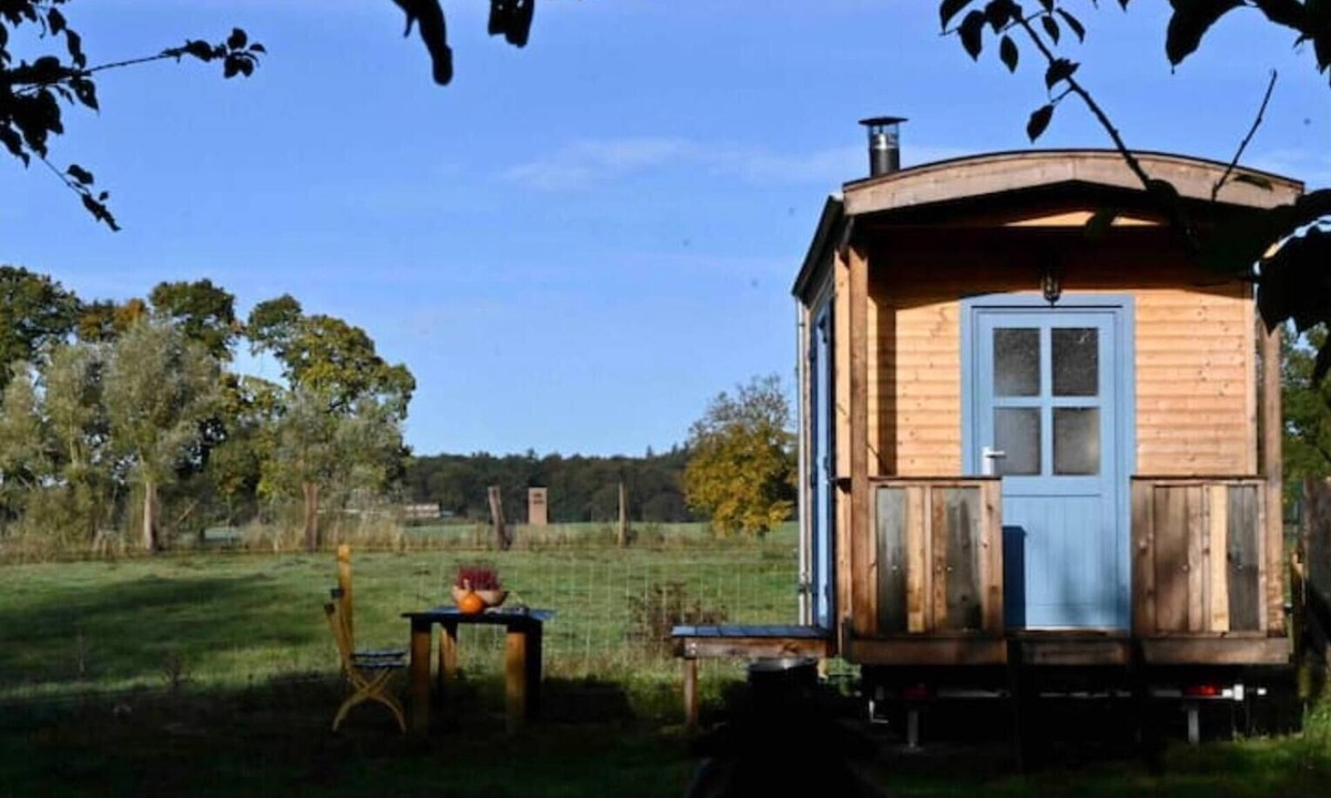 Dargun Cabin | Autarker Schäferwagen mit Kamin Ganzjährig Nutzbar