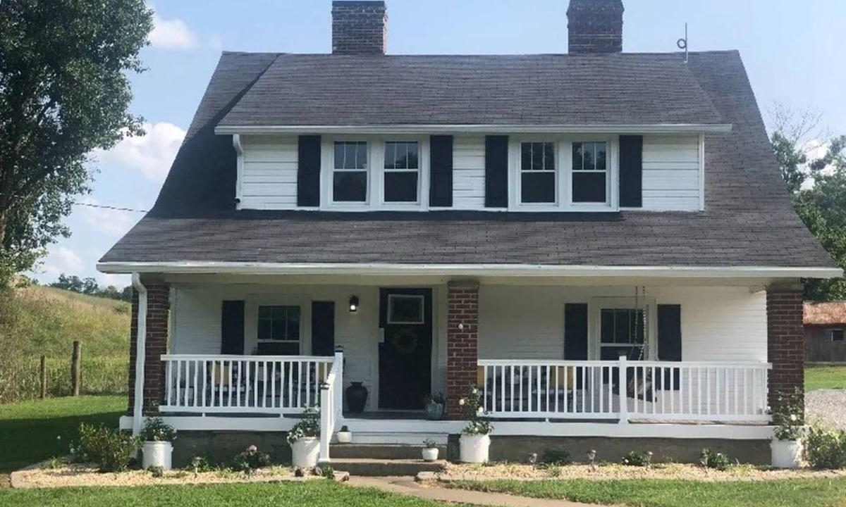 Stanford House | Authentic 1920 entire farmhouse, pet friendly, country , porch swing and creek.