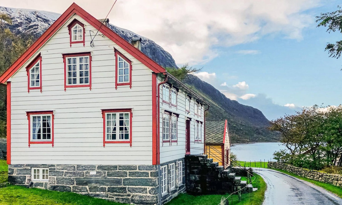 Haram House | Authentic and spacious cottage on the shore of Midfjord.