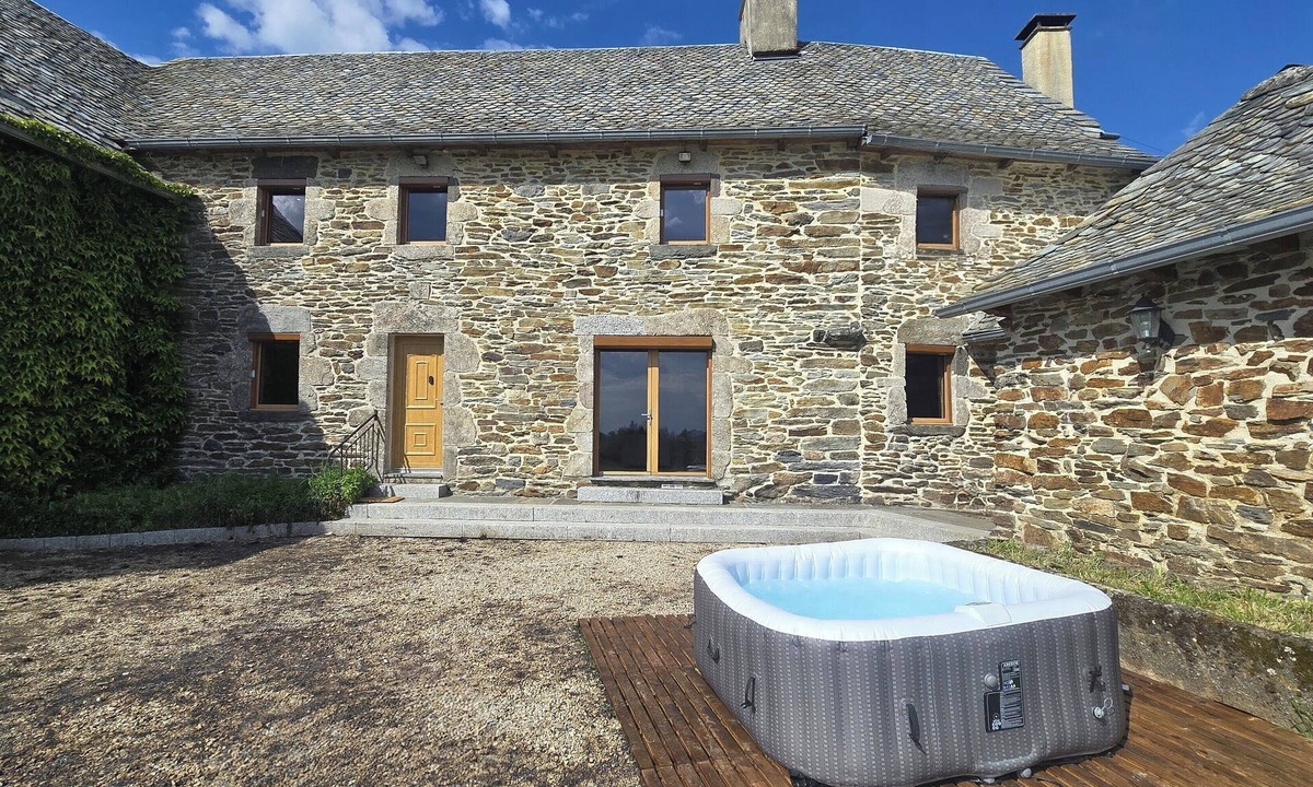 Coubisou House | Authentic Aubrac farmhouse with Jacuzzi. A change of scenery guaranteed!