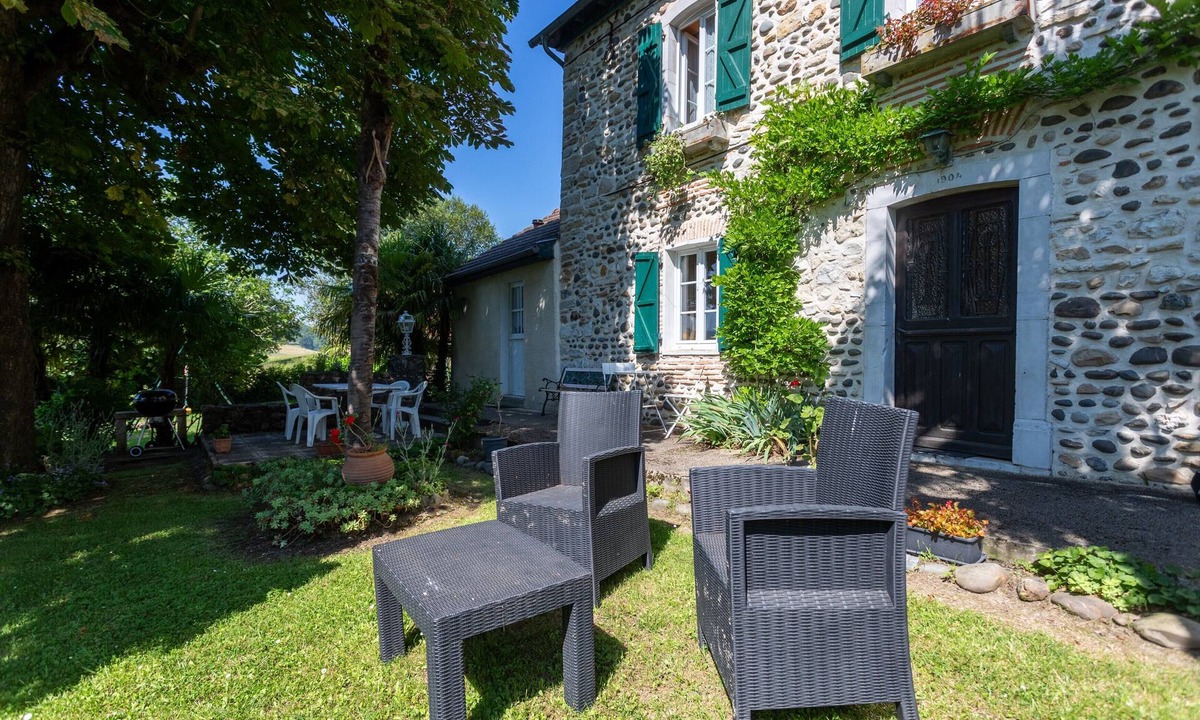 Lagor House | Authentic Béarnaise House with Mountain View, Wi-Fi, and Air Conditioning