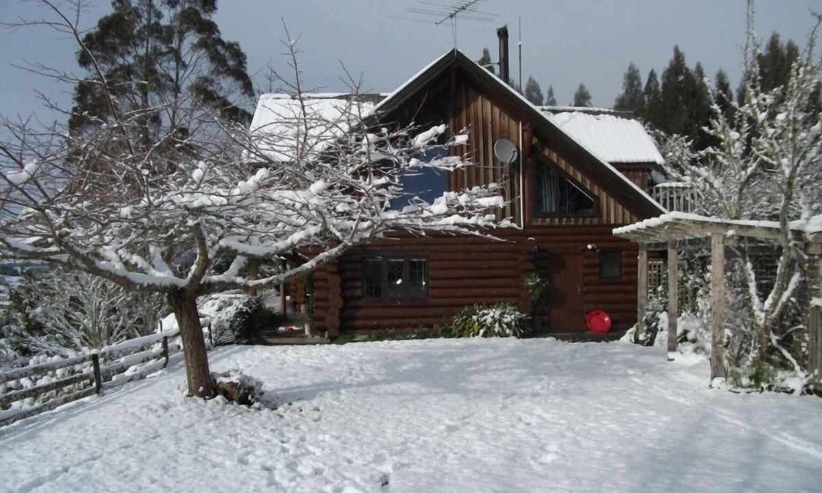 Raetihi Cabin | Authentic Canadian log house with the view of Mount Ruapehu