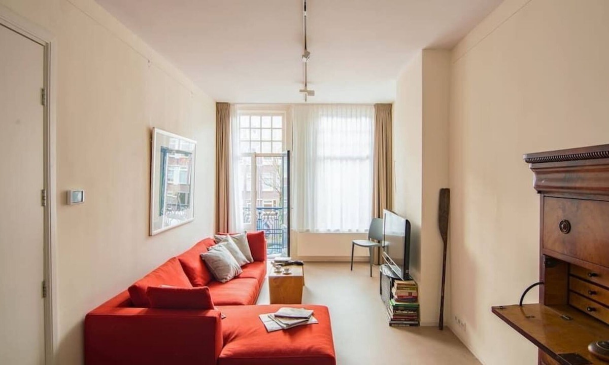 Jordaan Apartment | Authentic canal view apartment in Jordaan