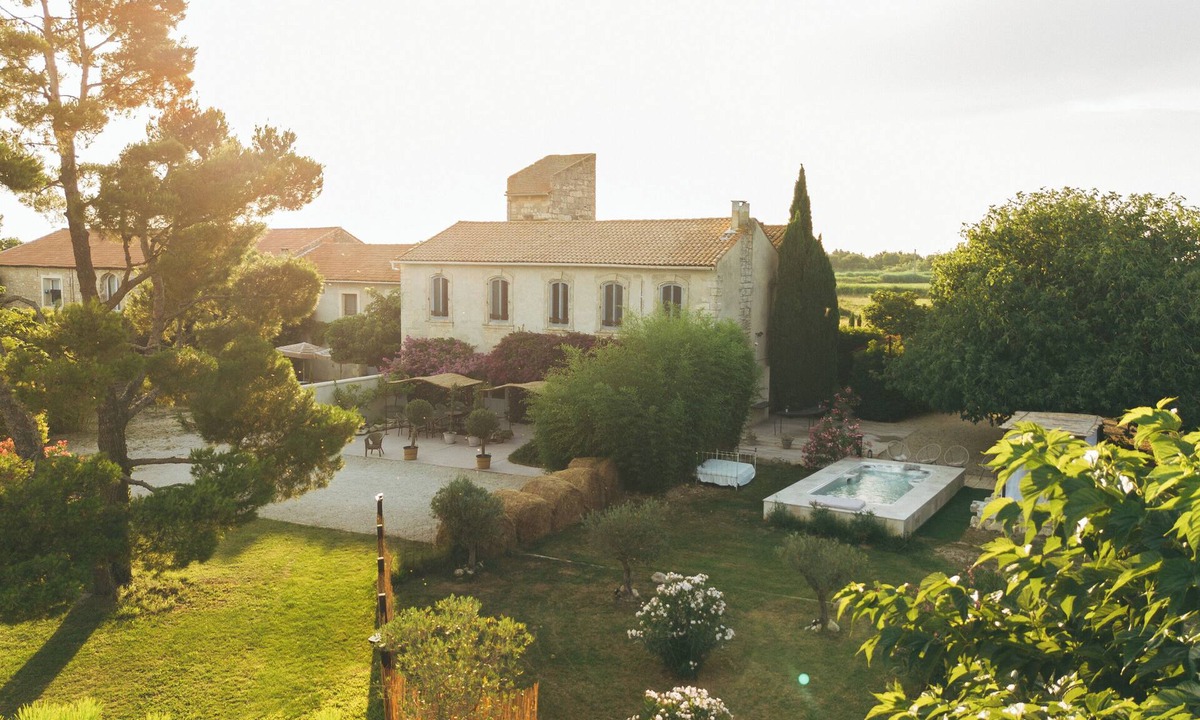 Arles Cottage | Authentic farmhouse with heated spa and swimming pool