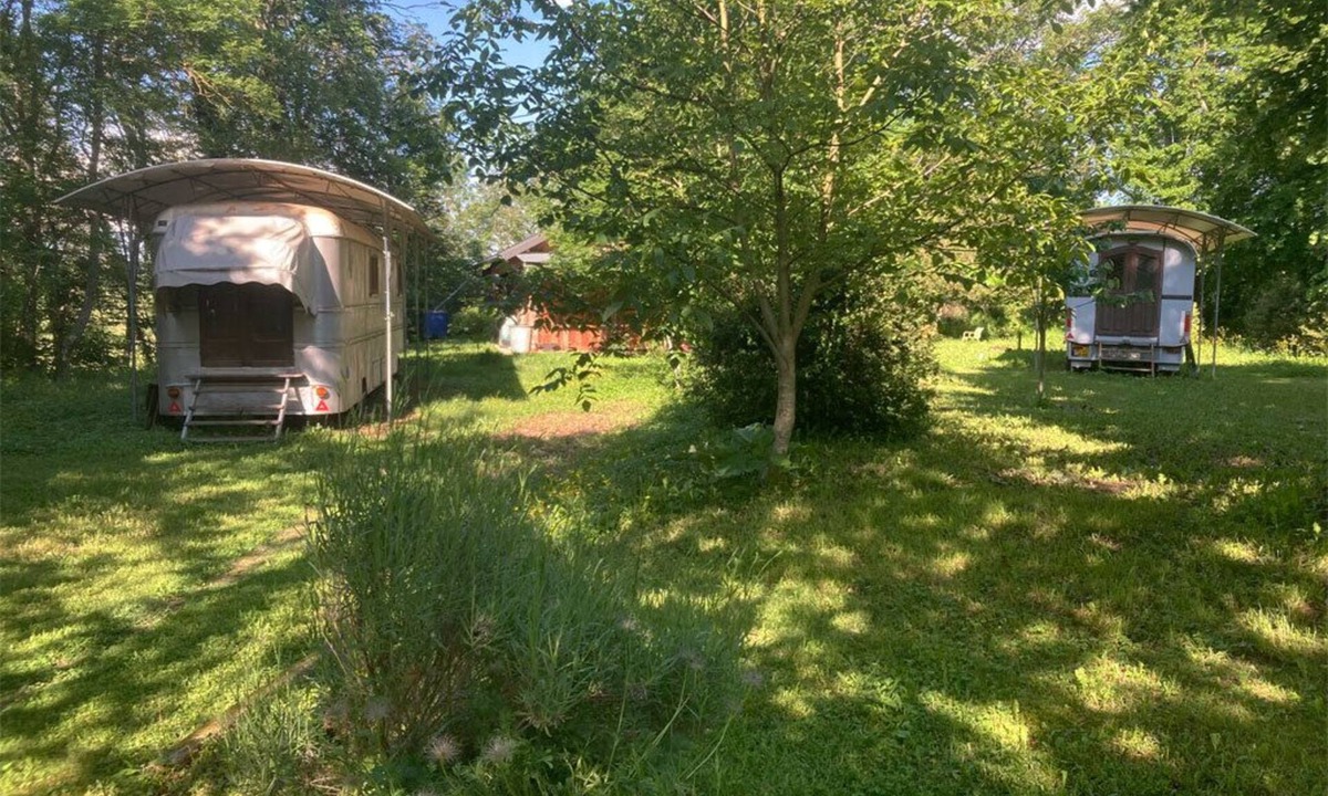Guillon Bed & Breakfast | Authentic fairground caravan, near the Morvan Nature Park