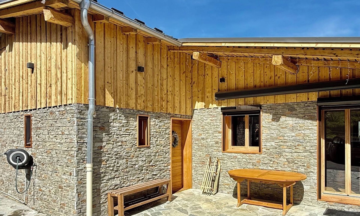 Bellentre Ski Chalet | Authentic Chalet with Jacuzzi, 3 min from ParadiSki Slopes.