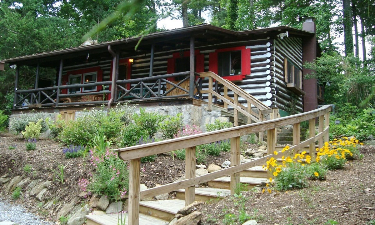 Hendersonville Cabin | Authentic Log Cabin. Beautiful authentic log cabin