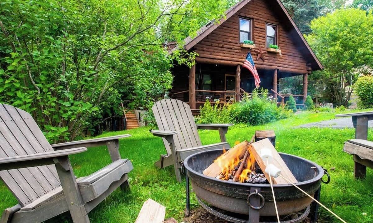 Hamlin Cabin | Authentic Log Cabin, Short walk to Lake & Hideout