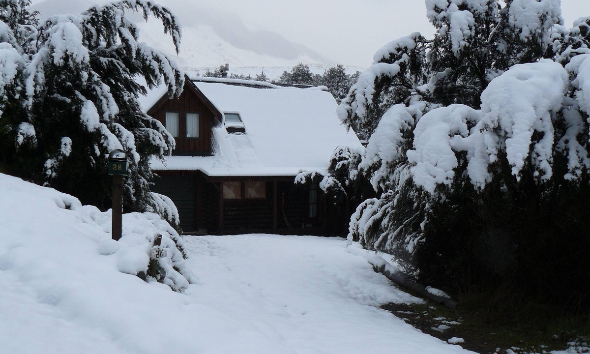 Mt Lyford Cabin | Authentic log chalet serene and secluded with outdoor spa