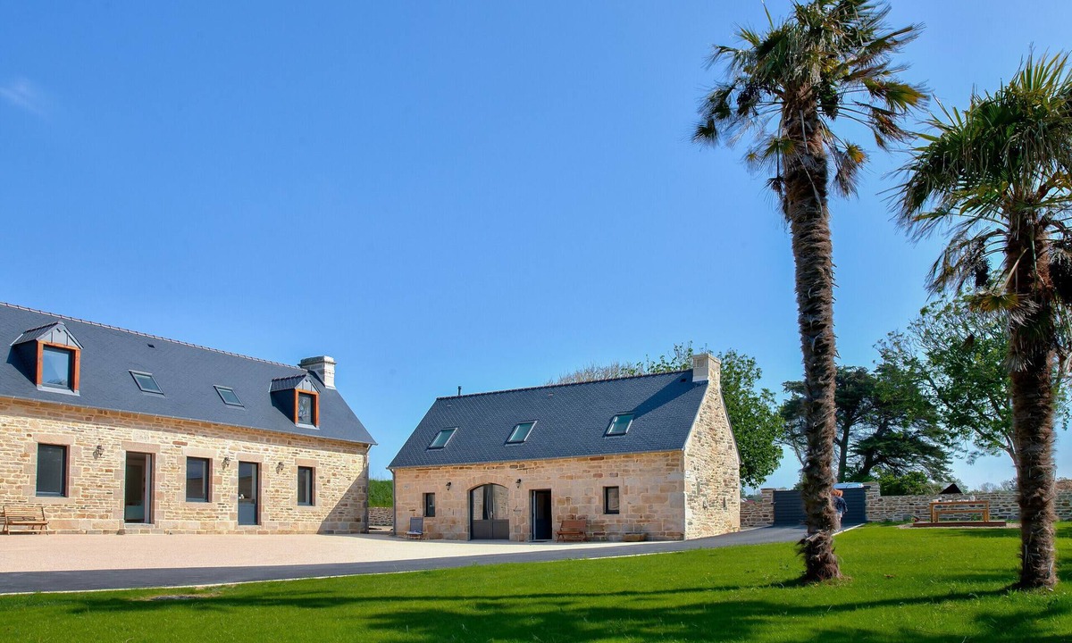 Plovan House | Authentic longhouse with park for 10 guests - bbq