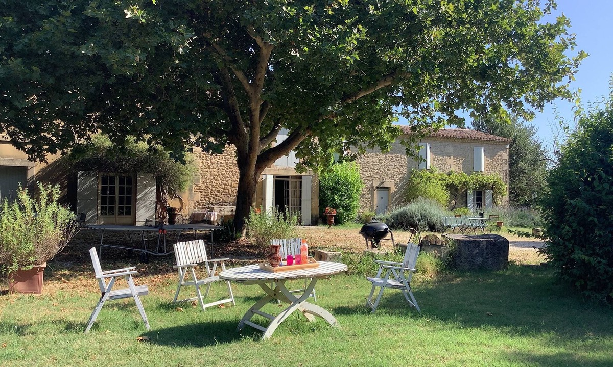 Meynes House | Authentic Mas Provencal 19th century classified 4 * in a 5000 m² fenced park