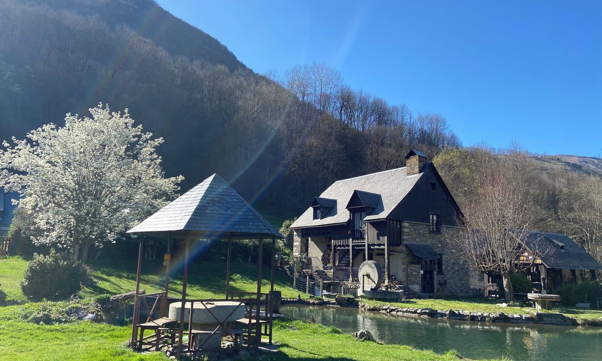 Peyragudes House | Authentic Mountain Retreat with Stunning Views and Large Park