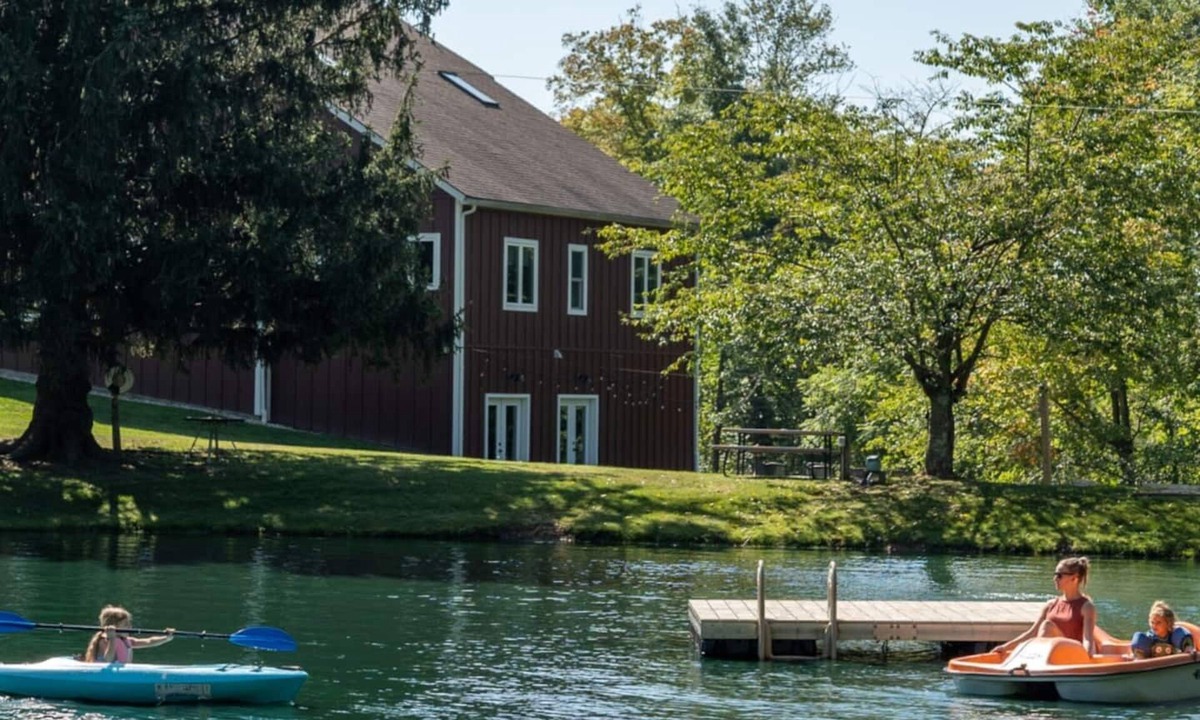 Ravenna House | Authentic Restored 1840s Barn | 20 Guests | Private Pond | Hot Tub | Sports Court | Kayaks | Fishing