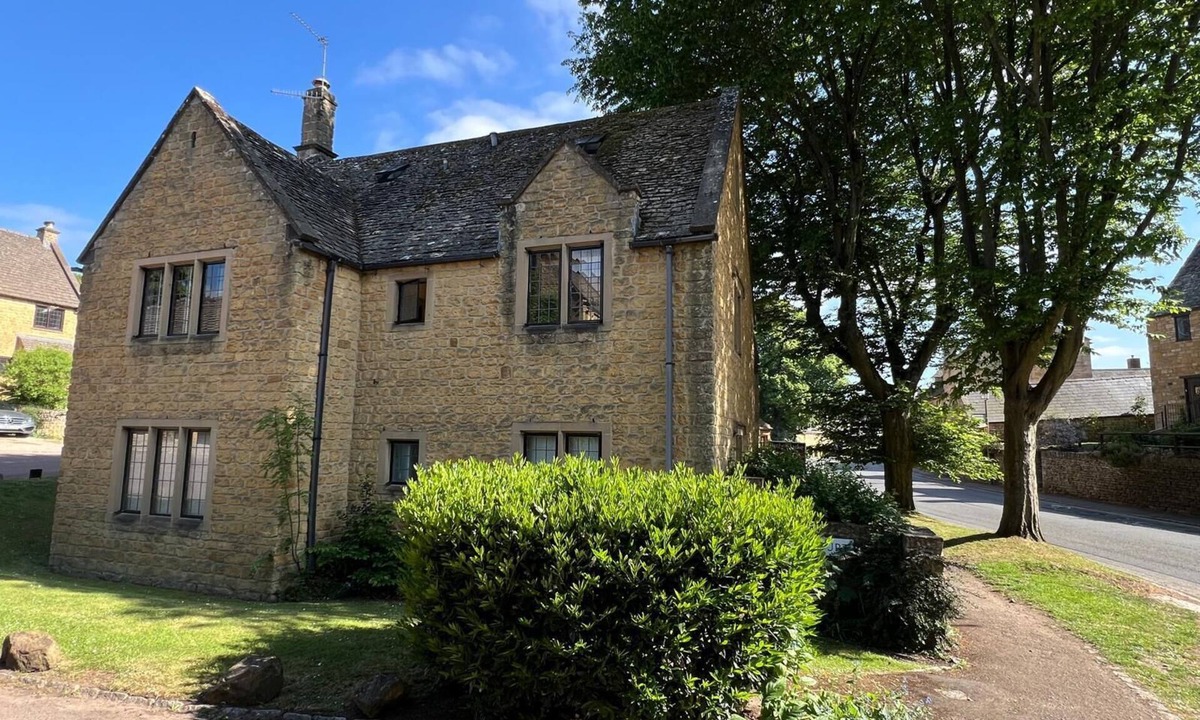 Chipping Campden Apartment | Authentic & Stylish Gem in the Heart of Chipping Campden: Toys, Books, Workspace
